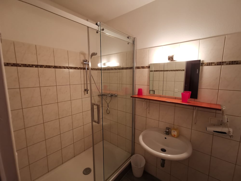 Double or Twin Room - Photo 4