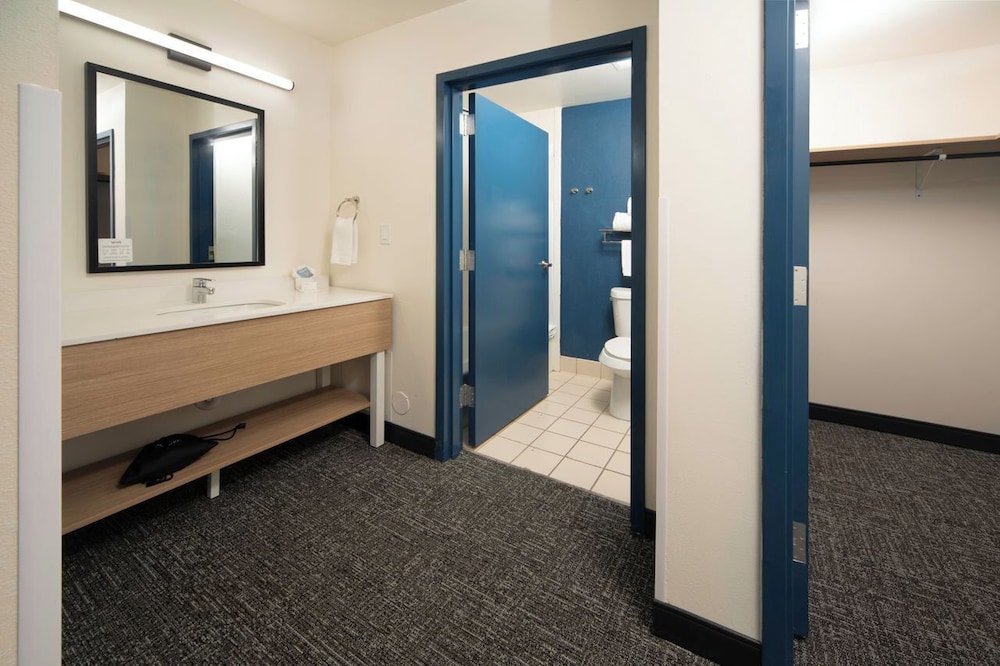 Suite, 2 Bedrooms, Accessible, Bathtub - Photo 6