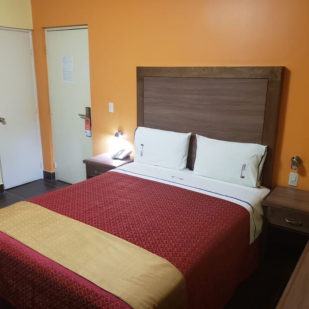 Standard Room, 1 Queen Bed photo 1