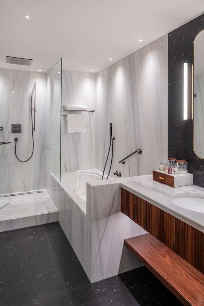 Signature Room, 1 King Bed (Signature Double Room)