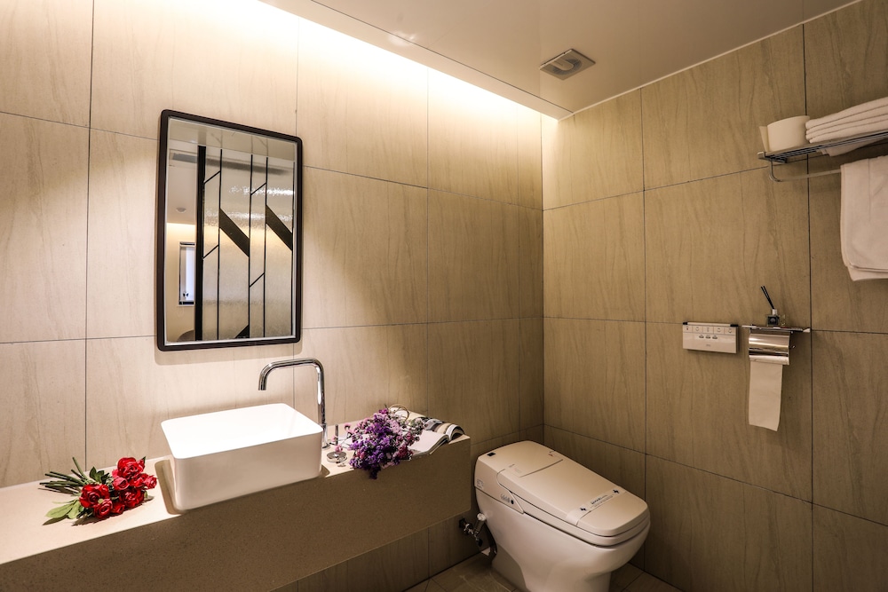 Luxury Premium Twin Room - Photo 10