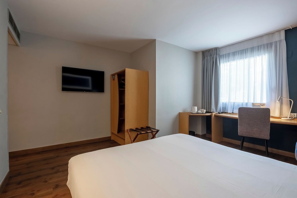 Room - Photo 9