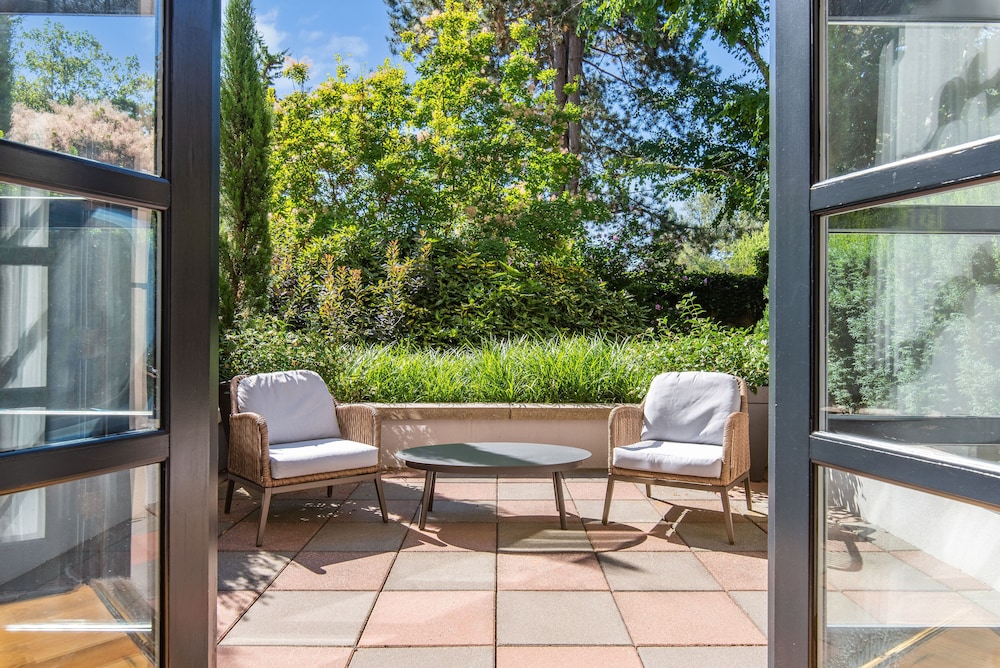 Courtyard Room (Pet Friendly) - Photo 2