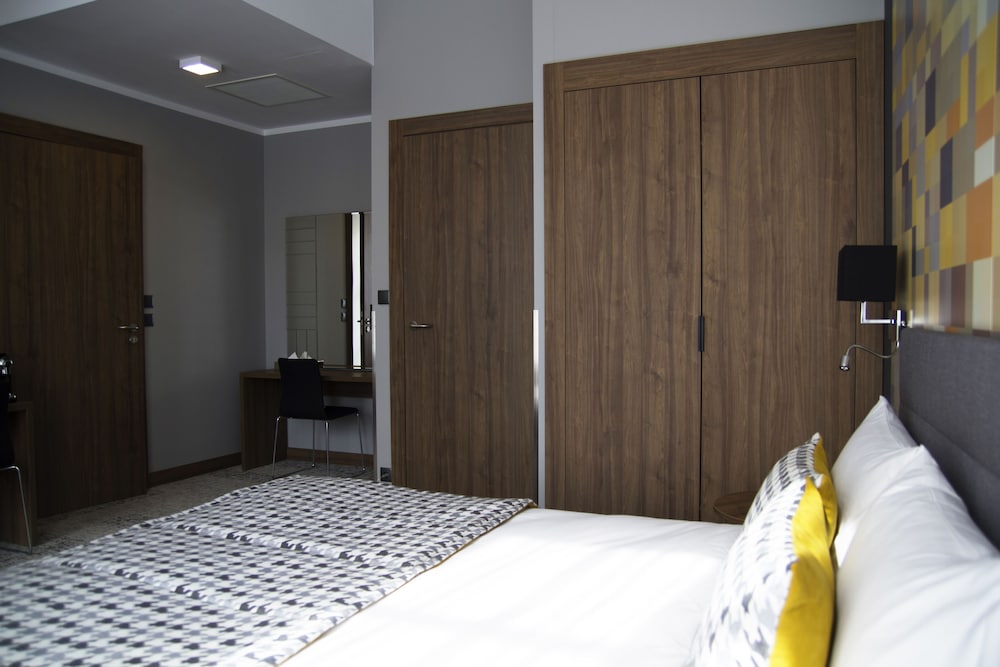 Superior Suite, 1 Queen Bed, Non Smoking, Courtyard View photo 3