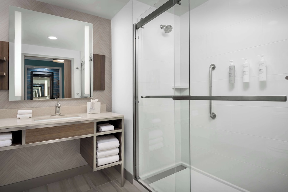 Room, 2 Queen Beds, Accessible (Roll-In Shower) - Photo 5