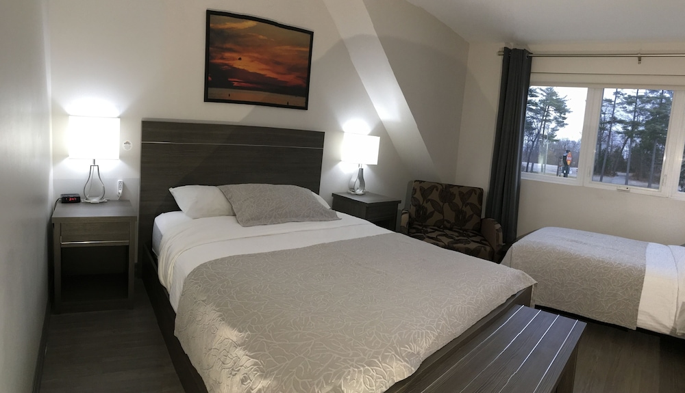 Deluxe Room, Multiple Beds (1 Queen + 1 Twin) photo 3