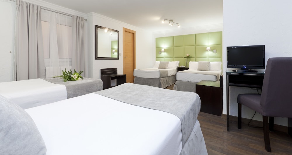 Quadruple Room - Photo 3