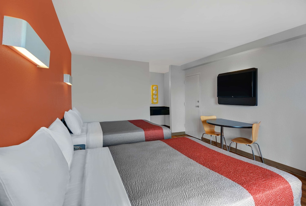 Premium Room, 2 Queen Beds, Non Smoking, Refrigerator & Microwave - Photo 8