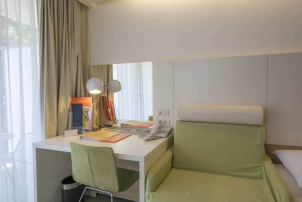 Standard Family Room with Extra Bed and Sea Side Balcony - Photo 5