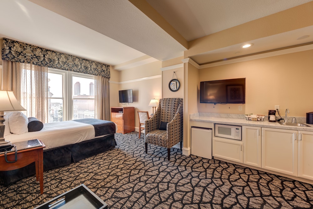Junior Studio Suite, 1 Queen Bed with Sofa bed, Accessible, City View - Photo 5
