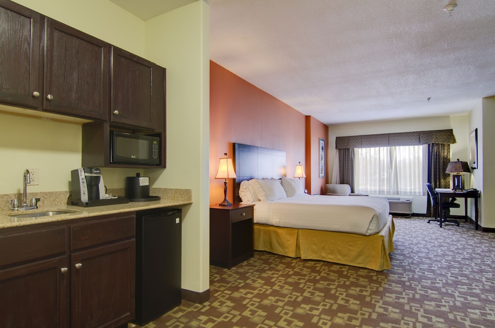 Standard Room, 1 King Bed, Jetted Tub photo 1