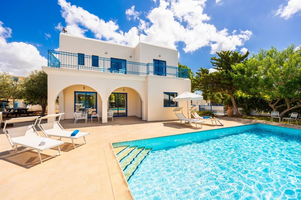 Villa photo 2