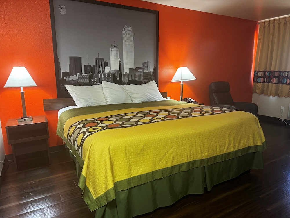 Suite, 1 King Bed, Smoking photo 2