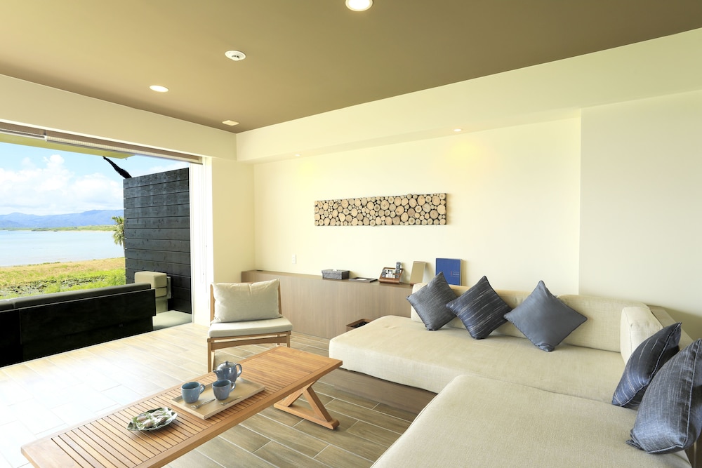 Ocean View Bath Suite - Photo 3