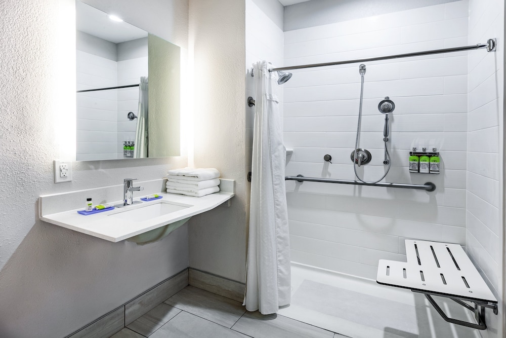 Suite, 2 Queen Beds, Accessible (Roll-In Shower) - Photo 4