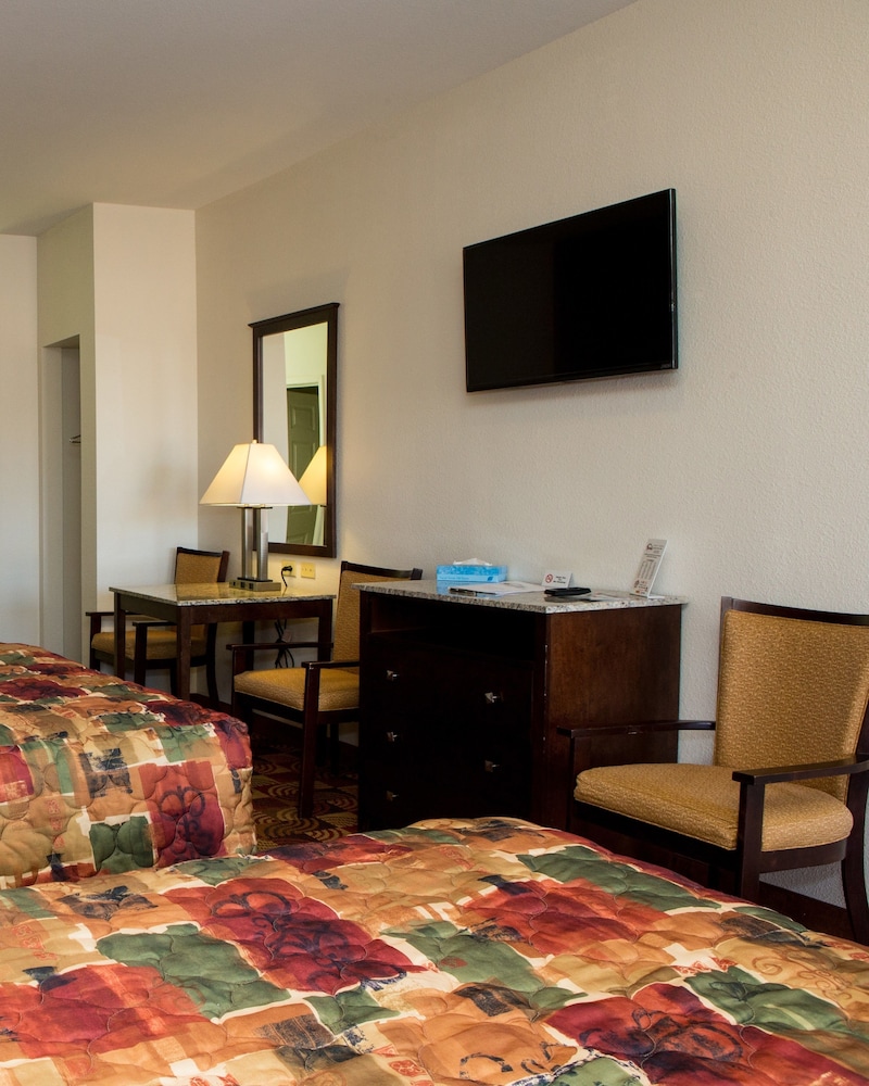 Suite, 2 Queen Beds, Smoking photo 2