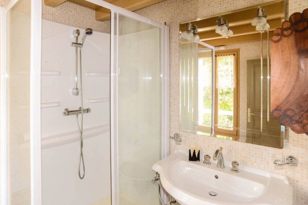 Superior Twin Room, Private Bathroom photo 3