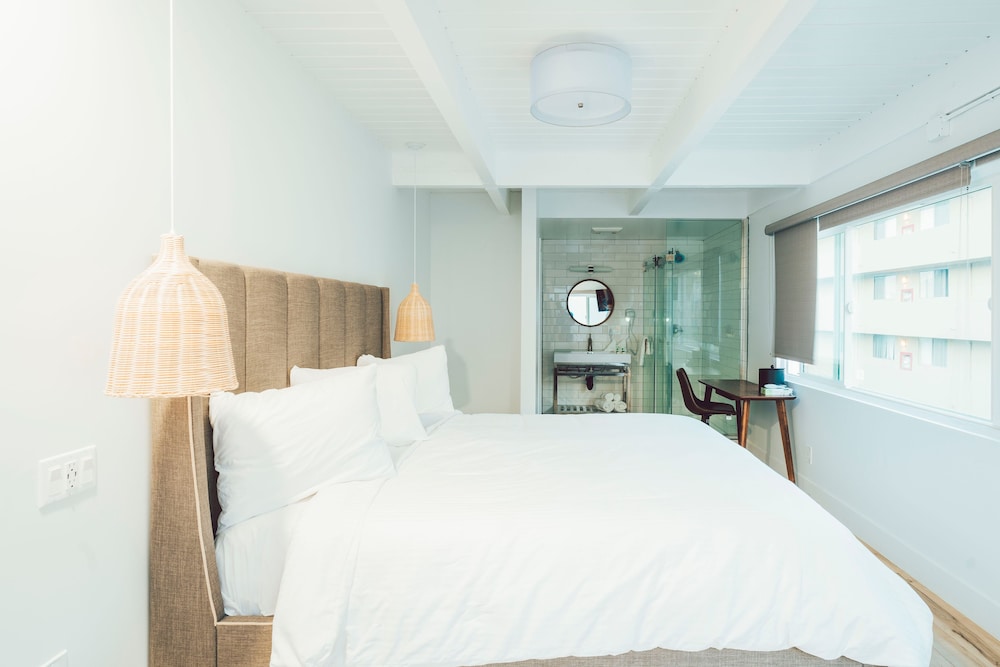 Deluxe Room, 1 King Bed, Non Smoking - Photo 17