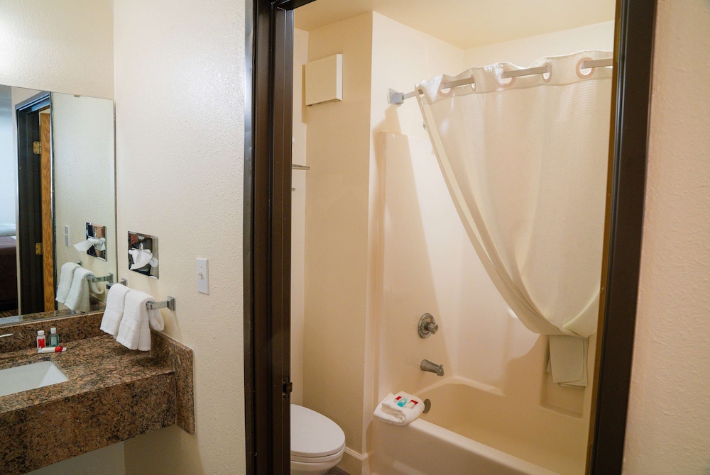 Standard Room, 2 Queen Beds - Photo 6