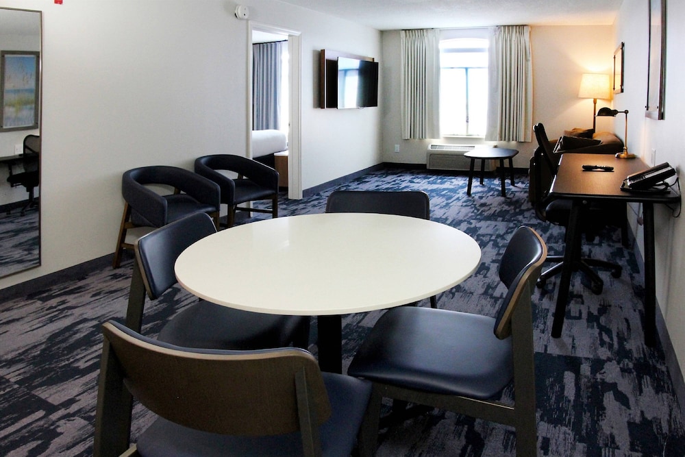 Suite, 1 Bedroom (Mobility Accessible, Roll-In Shower) - Photo 4