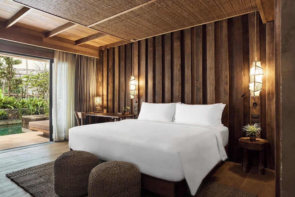 Premium Room, 1 King Bed, Pool Access, Garden View