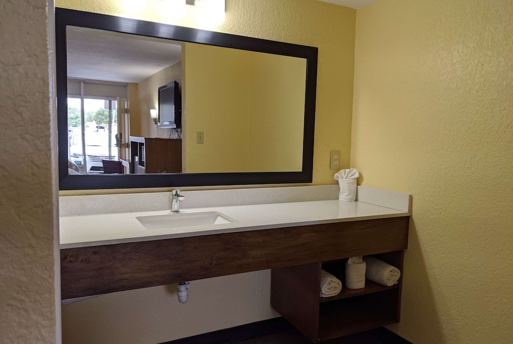Room, 2 Queen Beds, Non Smoking - Photo 5