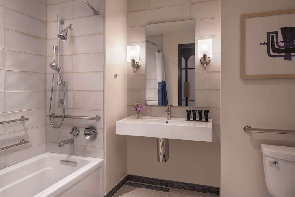 Room, 1 King Bed, Bathtub (Accesible, Broadway View) - Photo 3