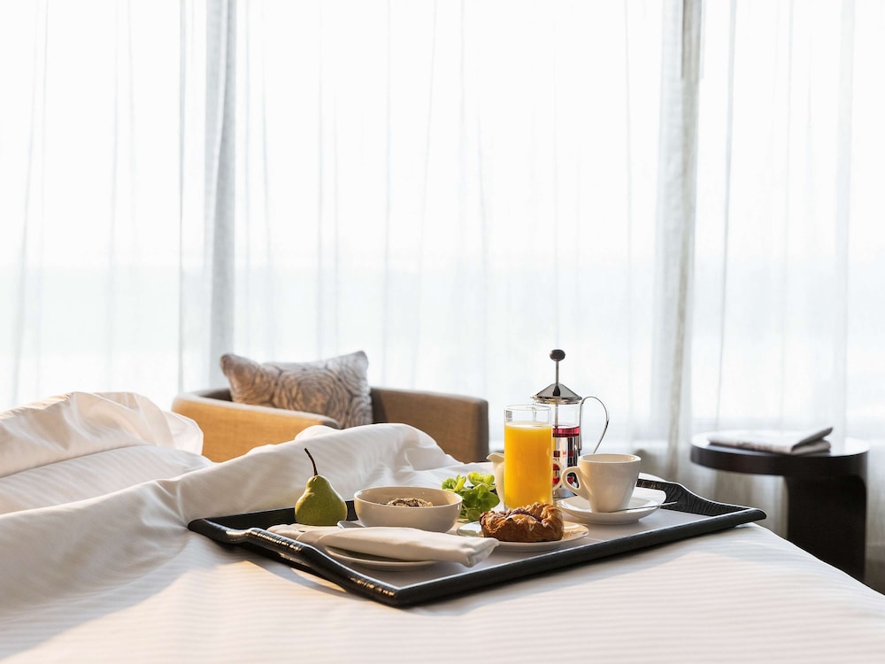 Deluxe Suite, 1 King Bed, Club Lounge Access (Deluxe) thumbnail 6