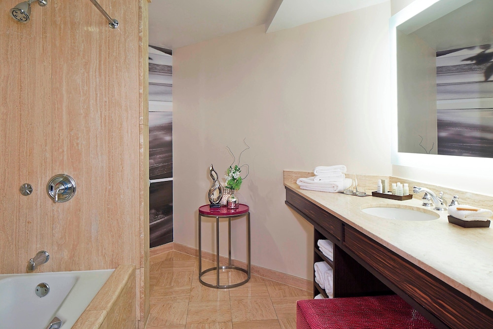 Suite, 1 Bedroom, Corner - Photo 7