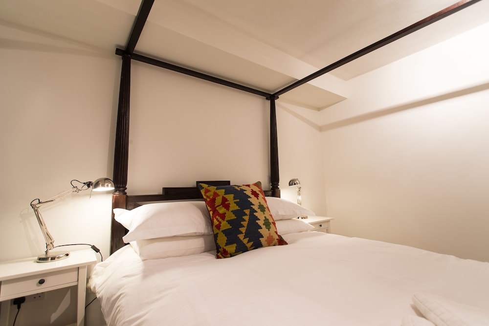 Room, 1 King Bed, Private Bathroom (4 Poster, Room 2) photo 1