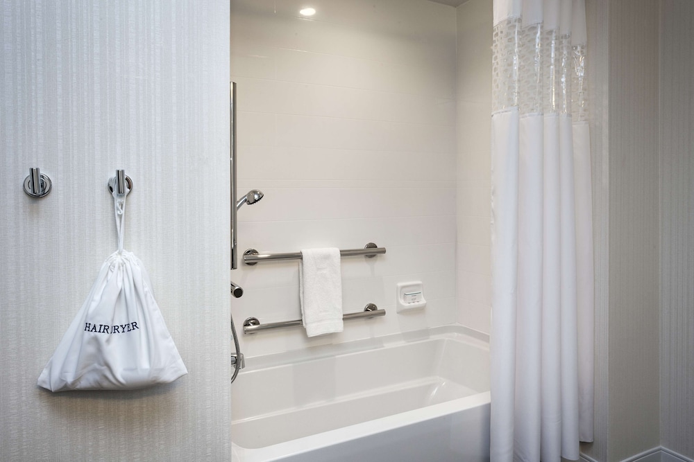 Room, 1 King Bed, Accessible, Bathtub