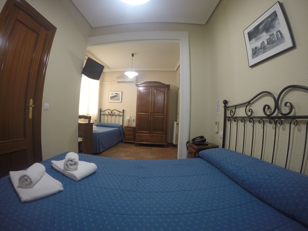 Triple Room, Private Bathroom - Photo 18