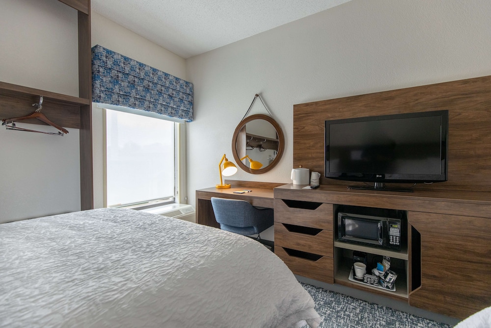 Room, 2 Queen Beds, Refrigerator & Microwave - Photo 5
