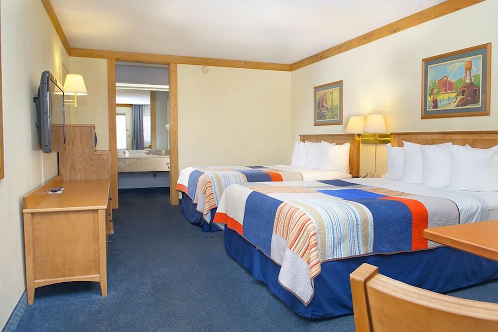 Standard Room, 2 Queen Beds (Includes Indoor Waterpark Passes)