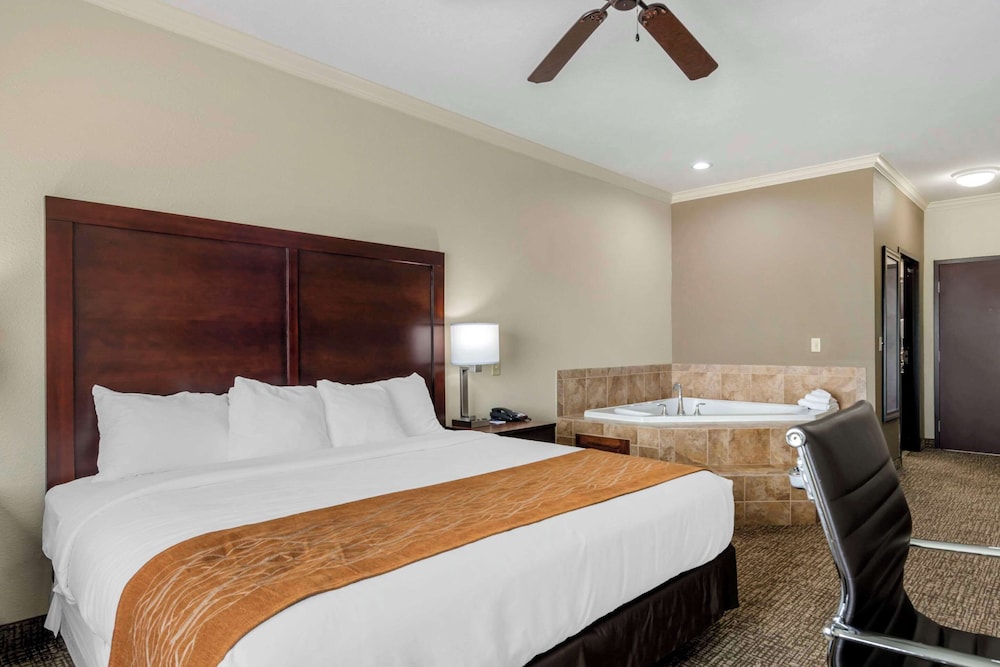 Suite, 1 King Bed, Non Smoking, Jetted Tub photo 2