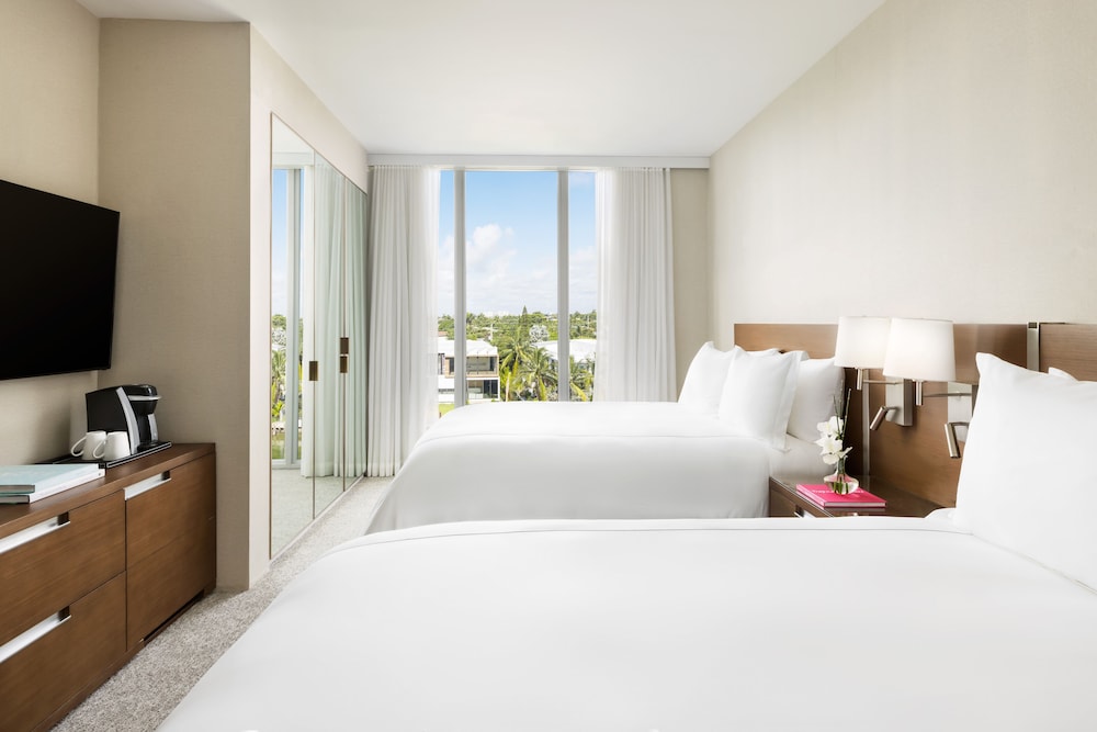 Grand Suite, Multiple Beds, Balcony, Corner (Deluxe)