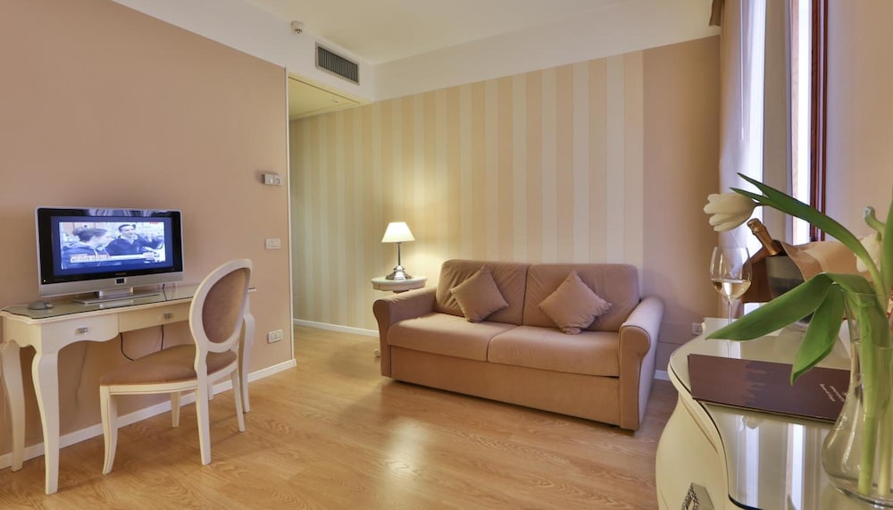 Junior Suite (Deluxe) - Photo 3
