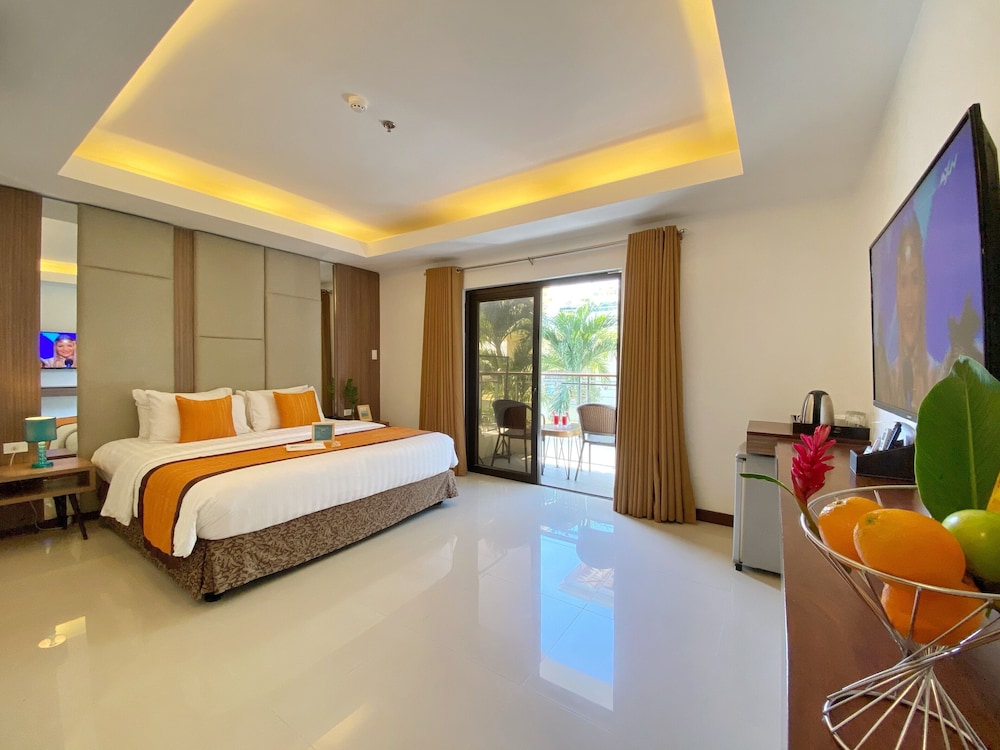 Deluxe Room, 1 King Bed photo 3