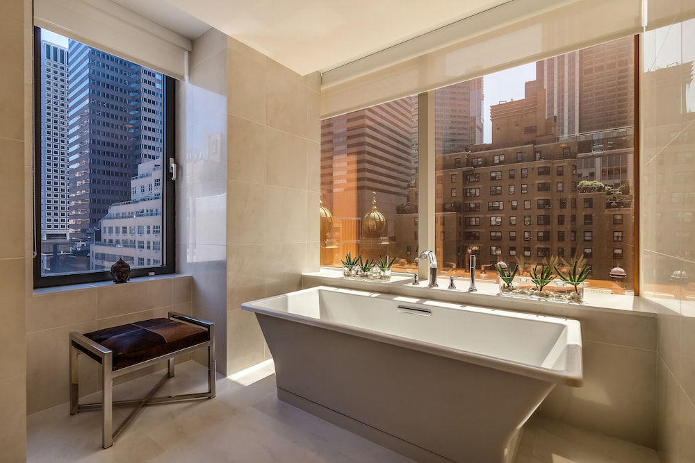 Deluxe Suite, Multiple Beds thumbnail 5