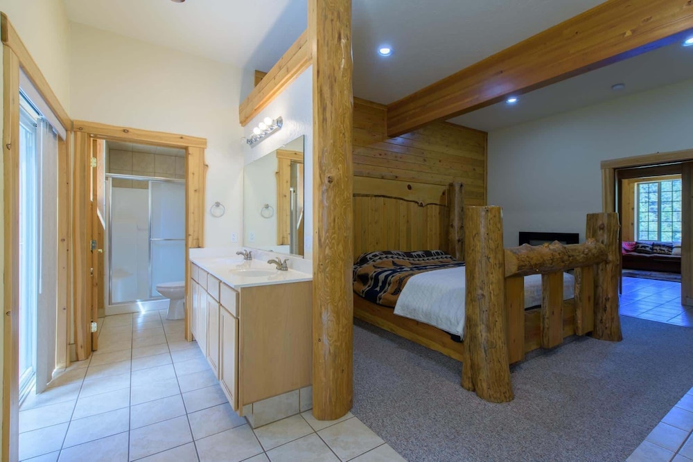 House, Multiple Beds, Patio, Mountain View (Therriault Pass Sanctuary) photo 2