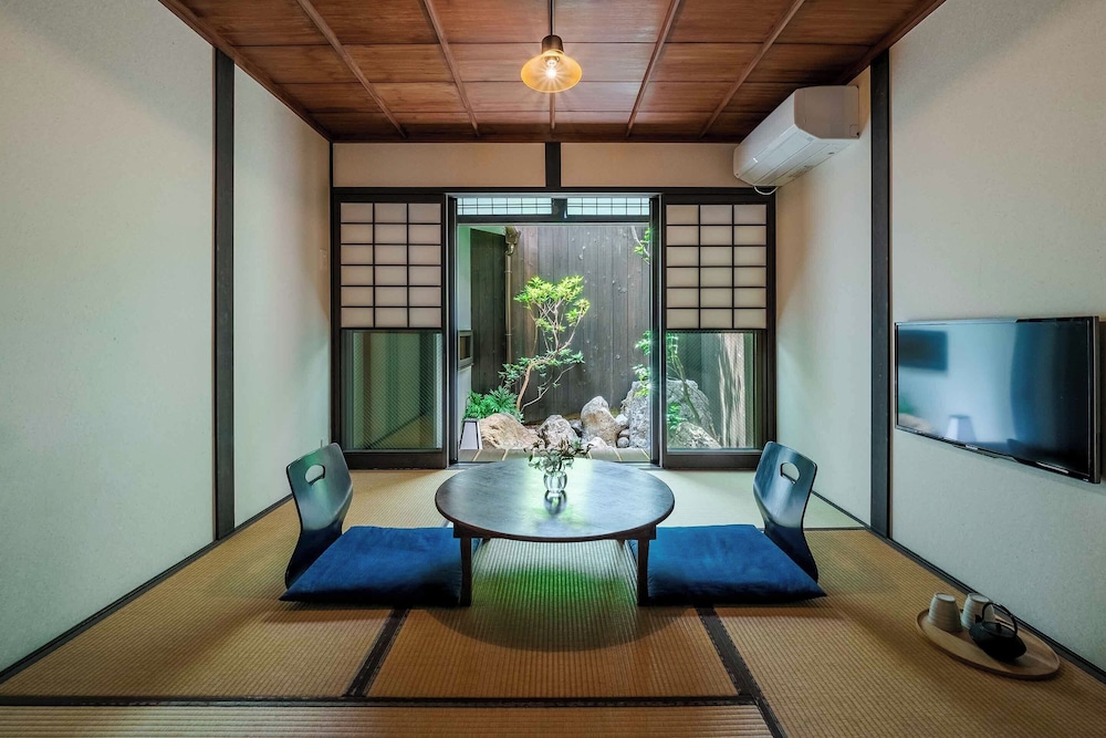 Traditional House, 2 Bedrooms, Kitchen, Garden View photo 1