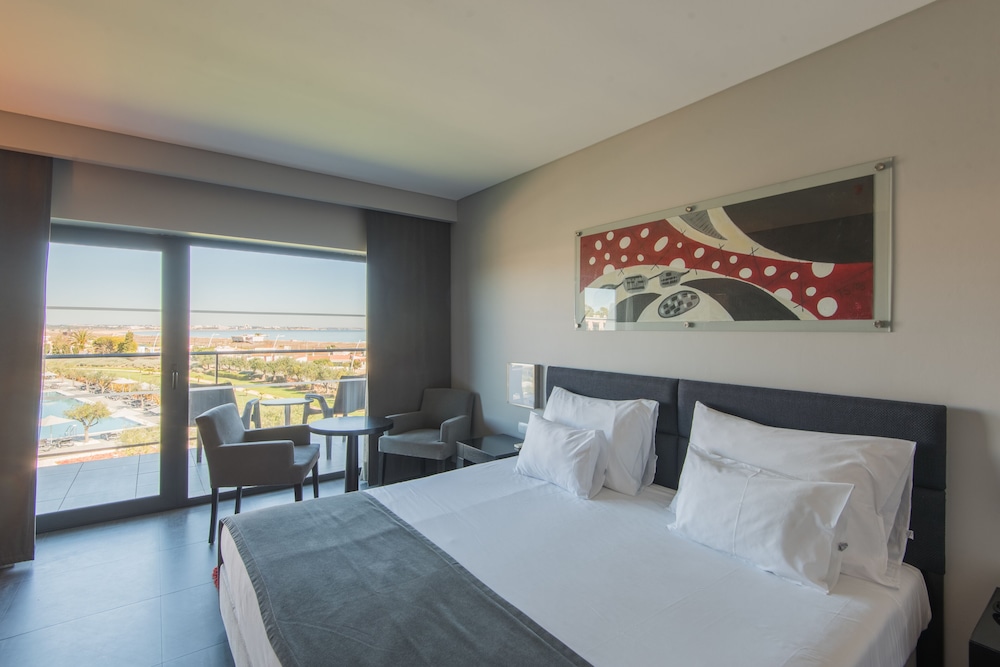 Junior Suite (2 Adults + 2 Children)