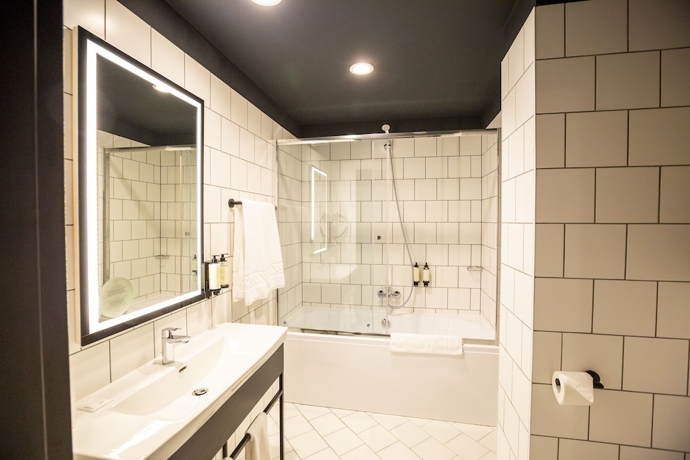 Suite, 1 Bedroom - Photo 5