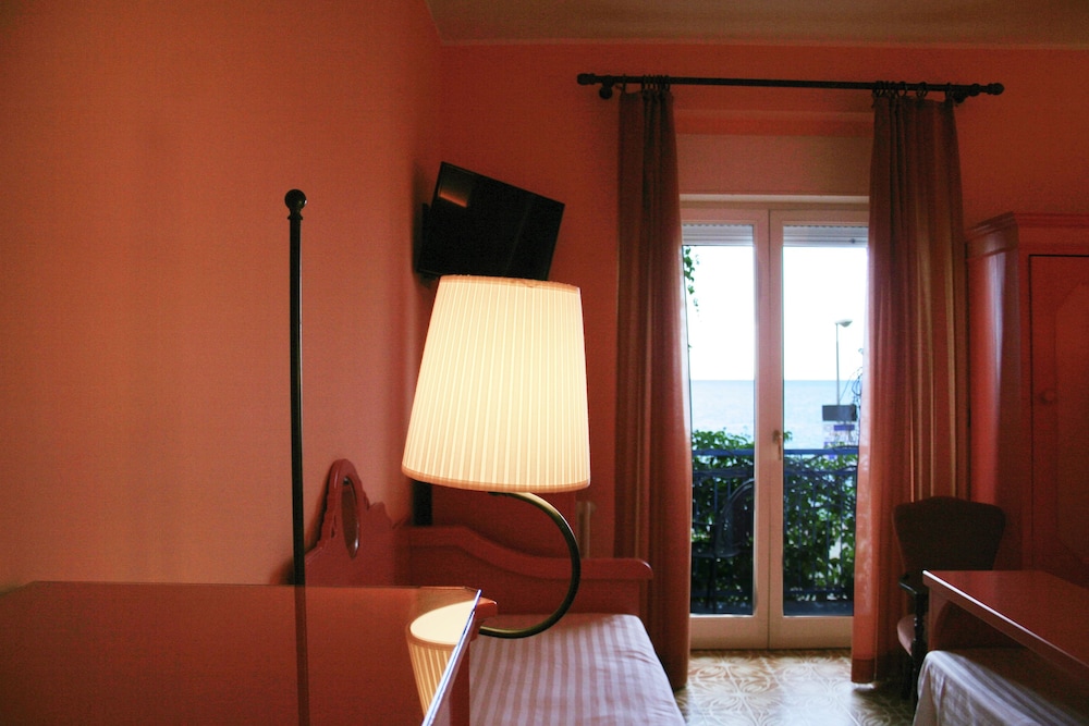 Family Quadruple Room, 1 Bedroom, Balcony, Beachfront - Photo 9