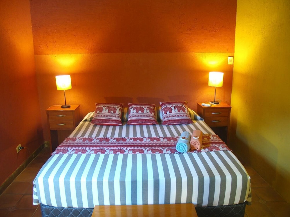 Double Room, 1 Queen Bed, Non Smoking, Shared Bathroom photo 1