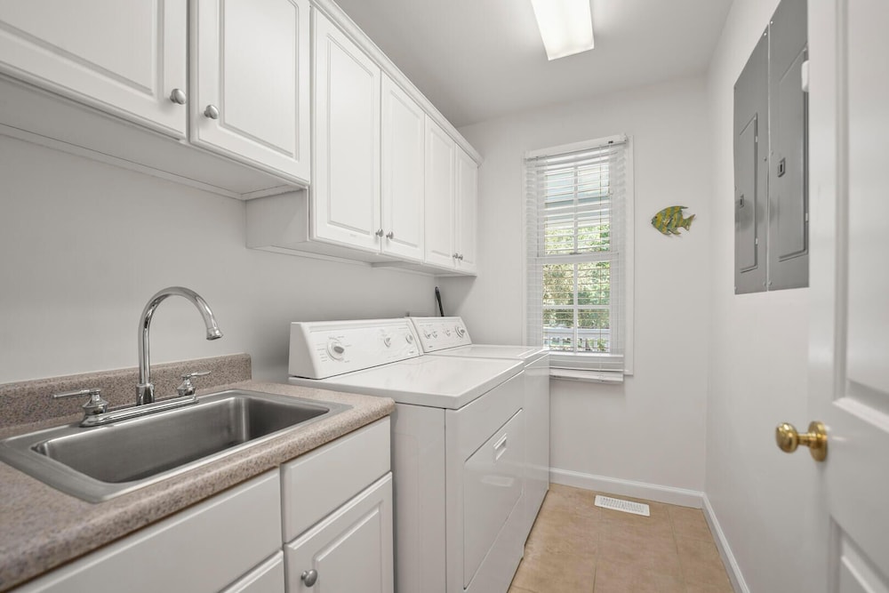House, Multiple Beds, Balcony, Ocean View (723 Seahorse Rd) photo 3