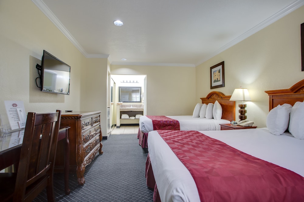 Standard Room, 2 Queen Beds photo 1
