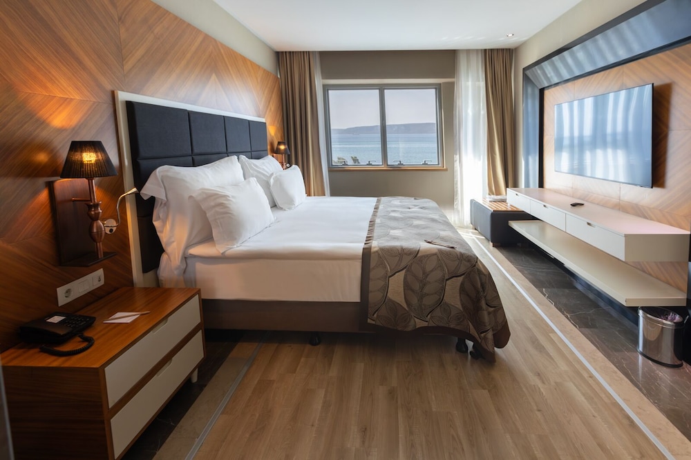 PRESIDENTIAL SUITE WITH BOSPHORUS VIEW photo 2