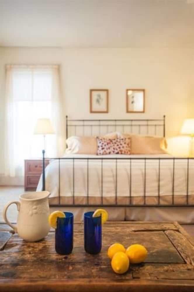 Executive Room, 1 King Bed, Ensuite (King Deluxe) photo 2