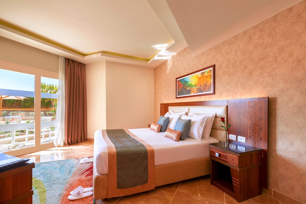 King Suite with Pool View